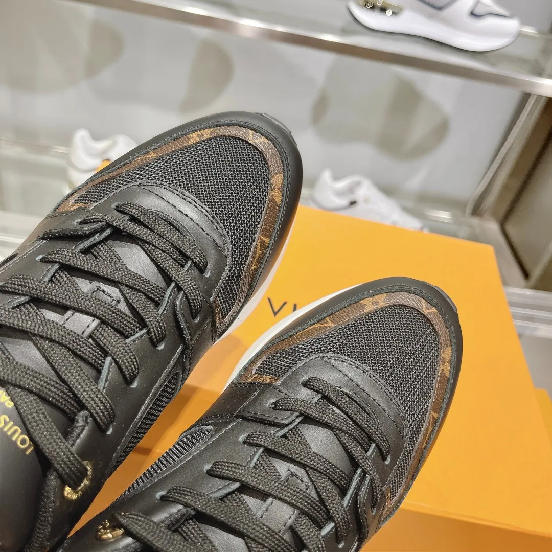 👟👟Ex-factory price 640👟👟 Men's size +10 Louis Vuitton's official website synchronizes the 2024 couple's models, this Neo Run Away sneakers are inspired by running shoes, integrating LV's iconic must-have shoes into the trend. This version is a 1:1 replica of the original version, reinterpreting Damier canvas with cow leather and mesh fabrics, highlighting its simple lines and unique wedge outsole. The main details include the LV initials on the side and the engraved gold heel stabilizer on the back plus a hidden insole. 2cm. Sizes 35-42, 39-46. Full package. High version. New and old customers are welcome to inquire.